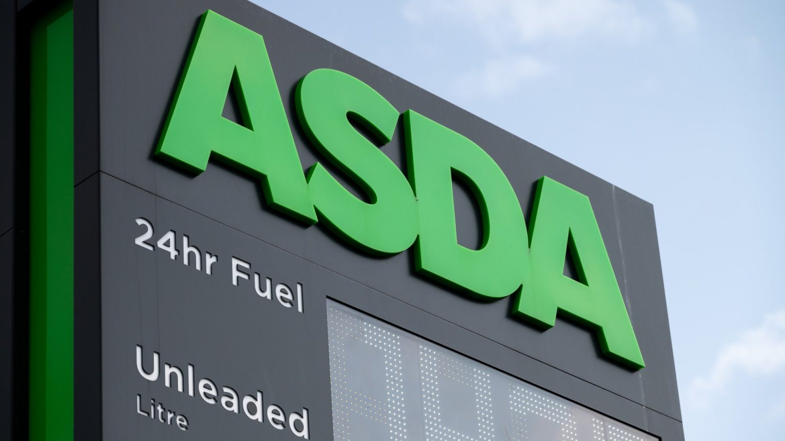 Asda Shoppers Capitalize on Discounted Christmas Dinner Staple