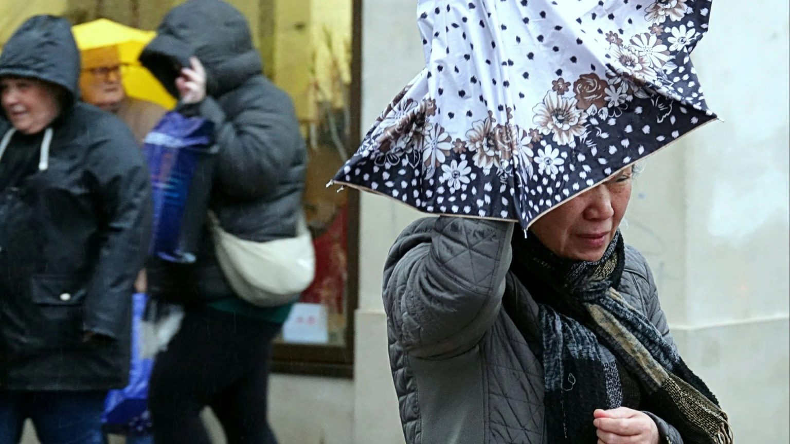 Severe Winds Cause Widespread UK Travel Disruptions Over Christmas Period