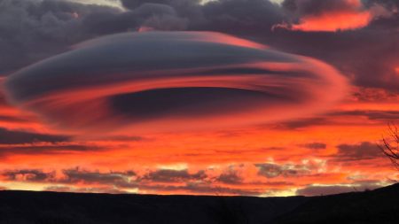 Mysterious ‘UFO cloud’ surprises Brits as unusual sight hovers above UK town for 10 minutes before vanishing