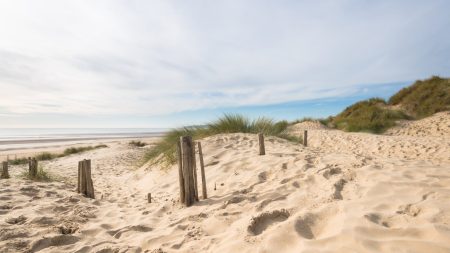 Coastal Escape Near London: Discover the UK’s Only Desert, Warmest Beach, and Free Attractions within an Hour’s Journey