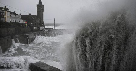 Map shows where heavy rain and 70mph gusts will batter UK this weekend