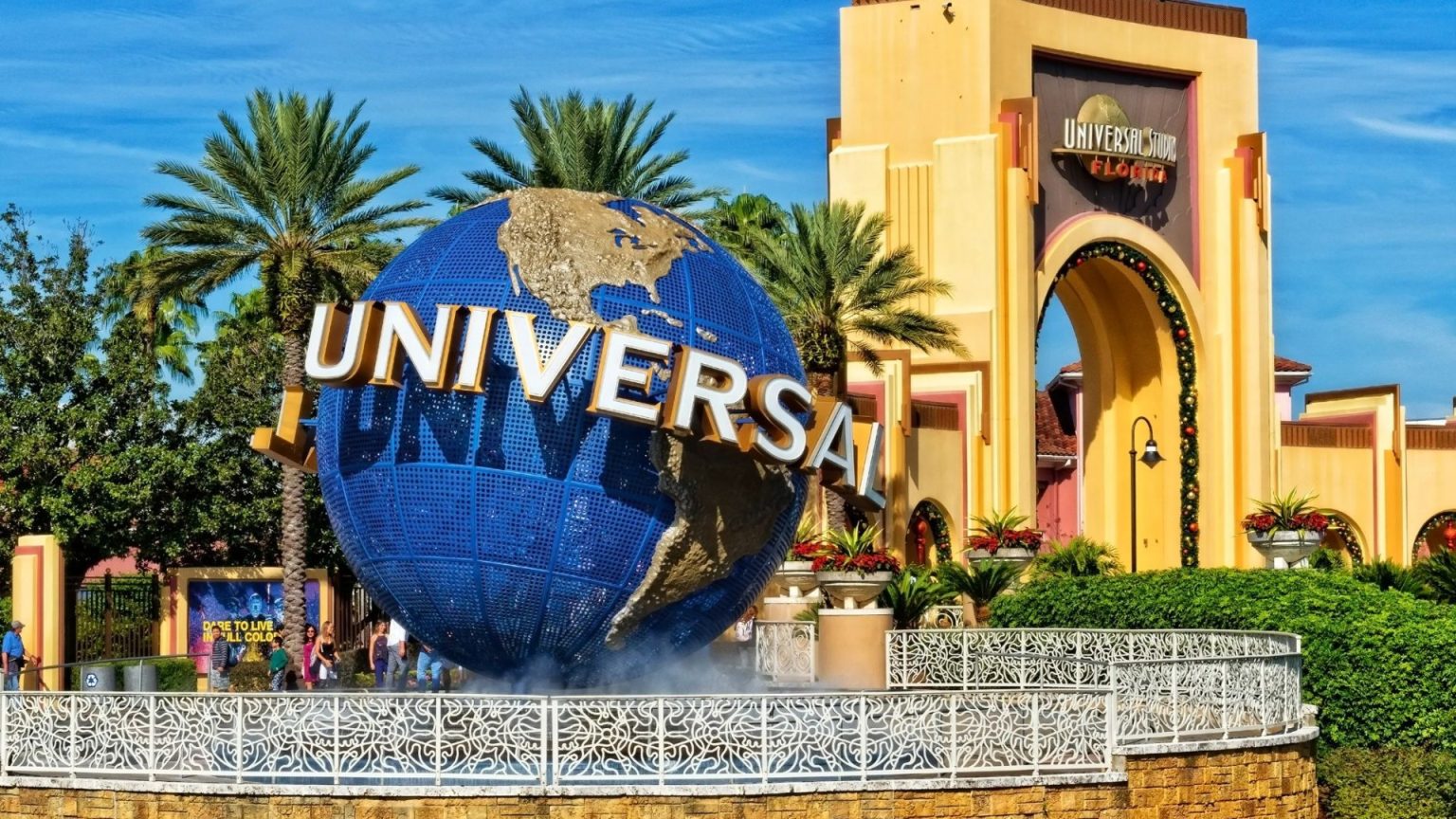 UK’s first Universal Studios theme park with 500-room hotel and huge rides ‘to be given final green light in weeks’