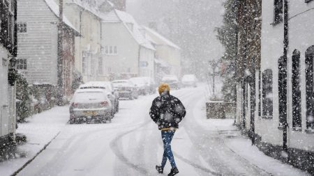 UK weather: Rain turns into SNOW as Met Office warns Brits to ‘be careful’ in -10C cold snap – check map of locations