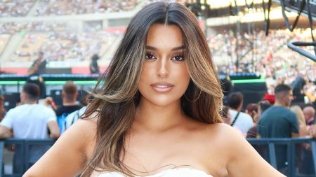 Former Premier League Wag steals the show in eye-popping outfit at influencer boxing card