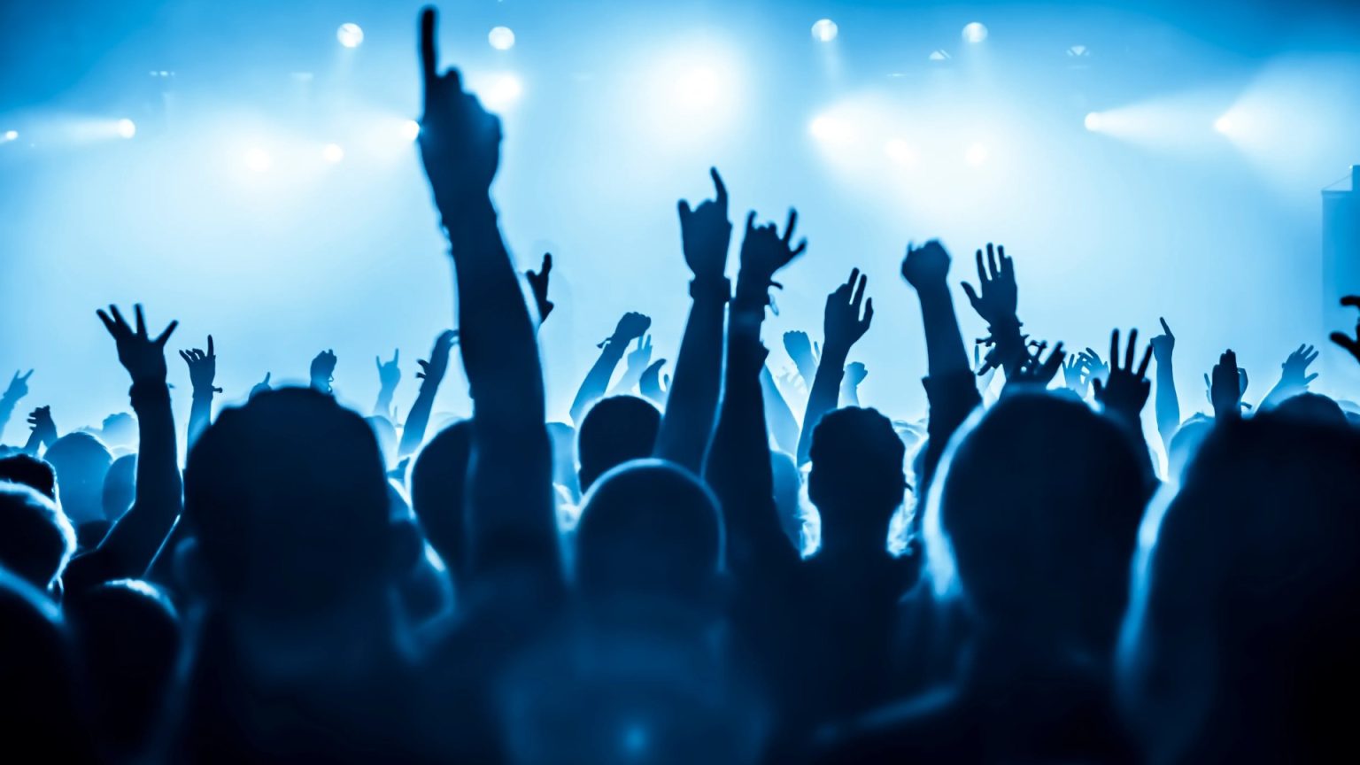 Rock superstar back with ex girlfriend five months after dramatically splitting as pair look at properties together