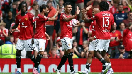 ‘Pack your bags, buddy’ – Fans fear for Man Utd star as he is completely snubbed in Fiorentina clash