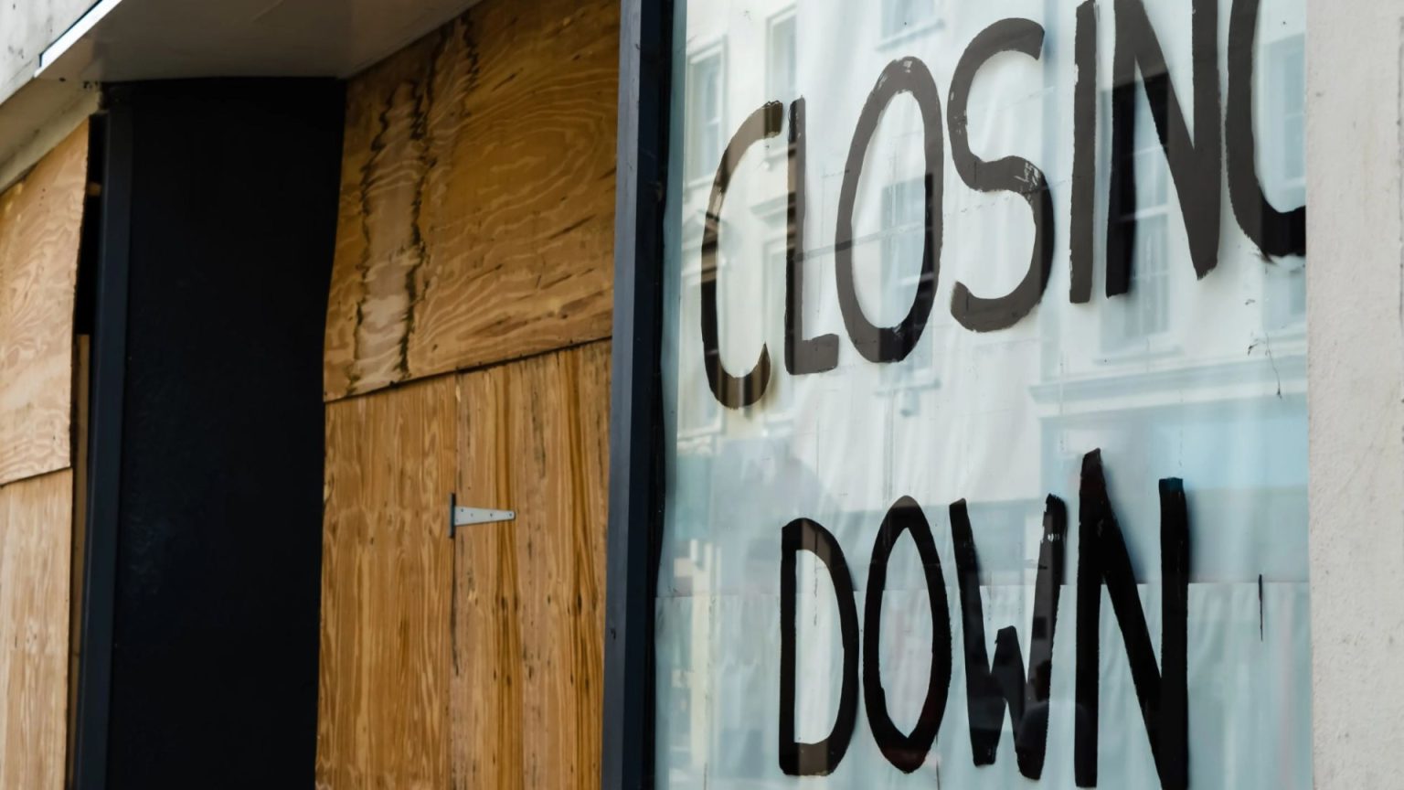 ‘Timeless’ furniture, carpet & sofa brand to shut down in UK after 120 years as it launches ‘everything must go’ sale