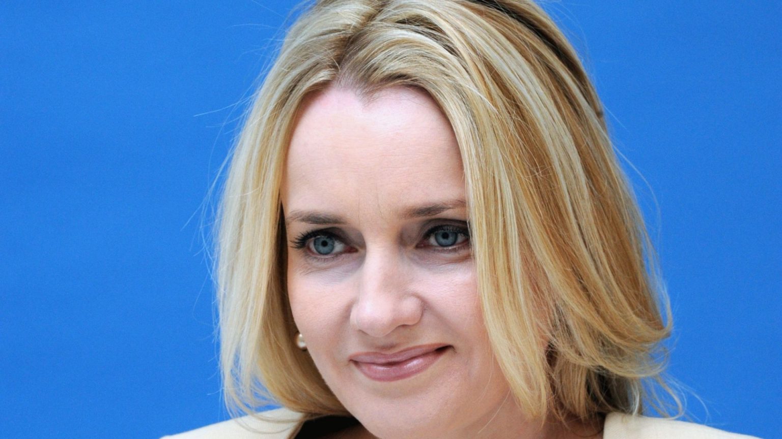 Dragon’s Den star stripped of MBE after judge slams high-flyer as ‘selfish & untrustworthy’ over £200k in unpaid bills – The Sun