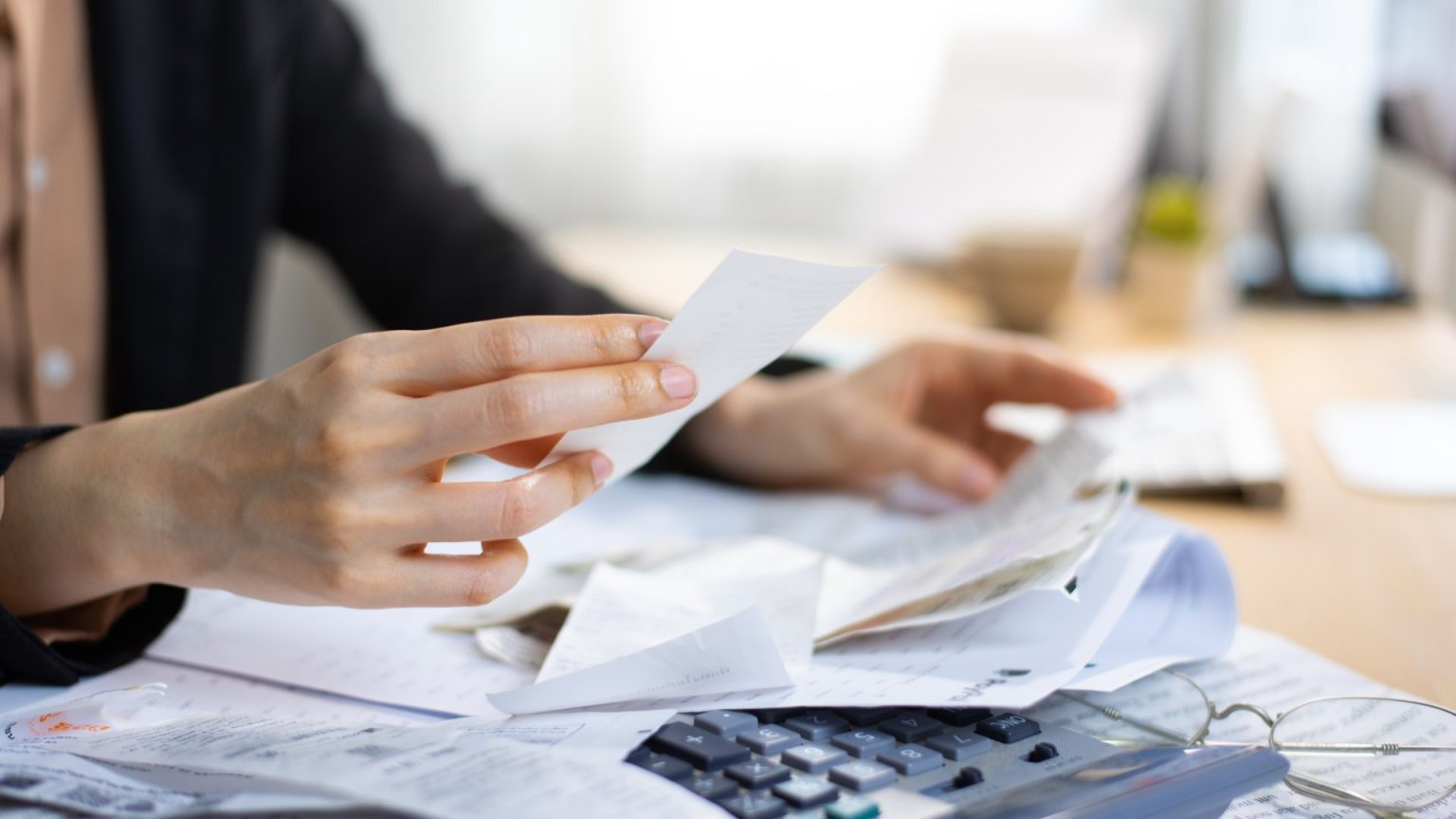 Millions with poor credit scores urged to make simple online check to save up to £13,541 on loans