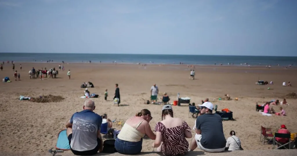 UK temperatures to reach 37C with extreme heat warning issued