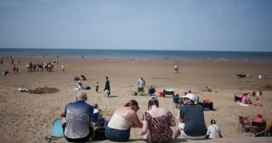 UK temperatures to reach 37C with extreme heat warning issued