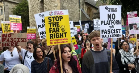 Clashes as protesters try to stop Tommy Robinson from debating Islam at Oxford Union
