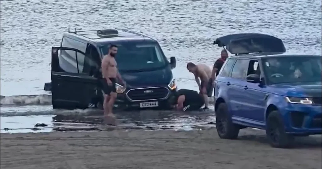 £120,000 Range Rover swallowed by tide while trying to rescue van stuck in sand