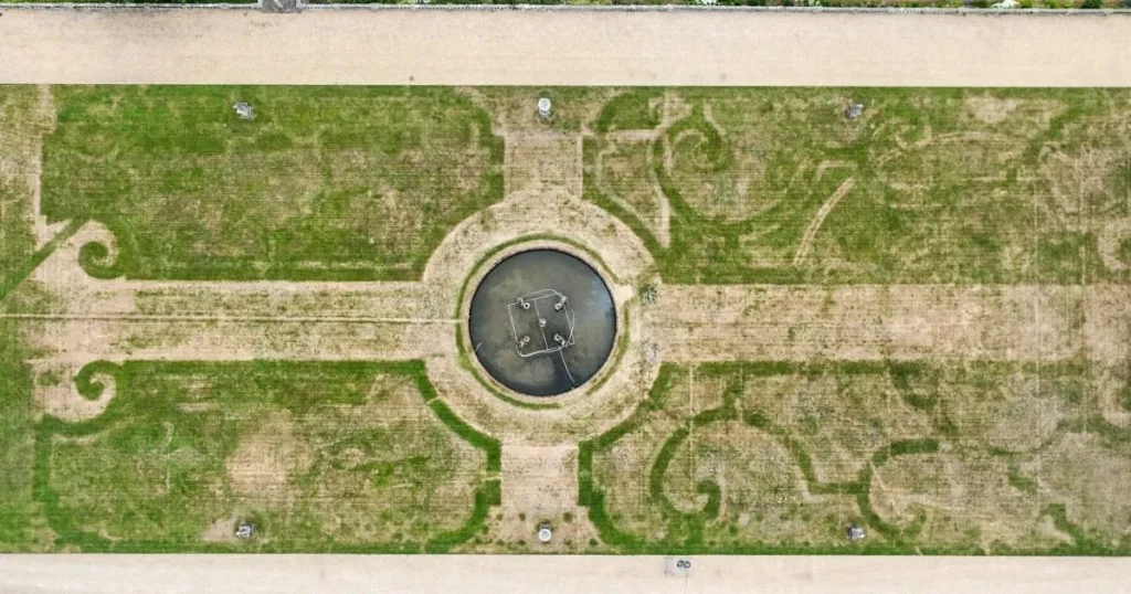 Heatwave reveals secret garden lost for 350 years at stately home