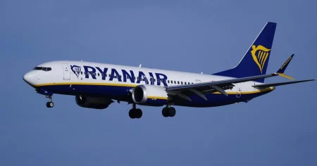 Ryanair passengers ‘vomit’ and ‘pass out’ after being left on sweltering plane