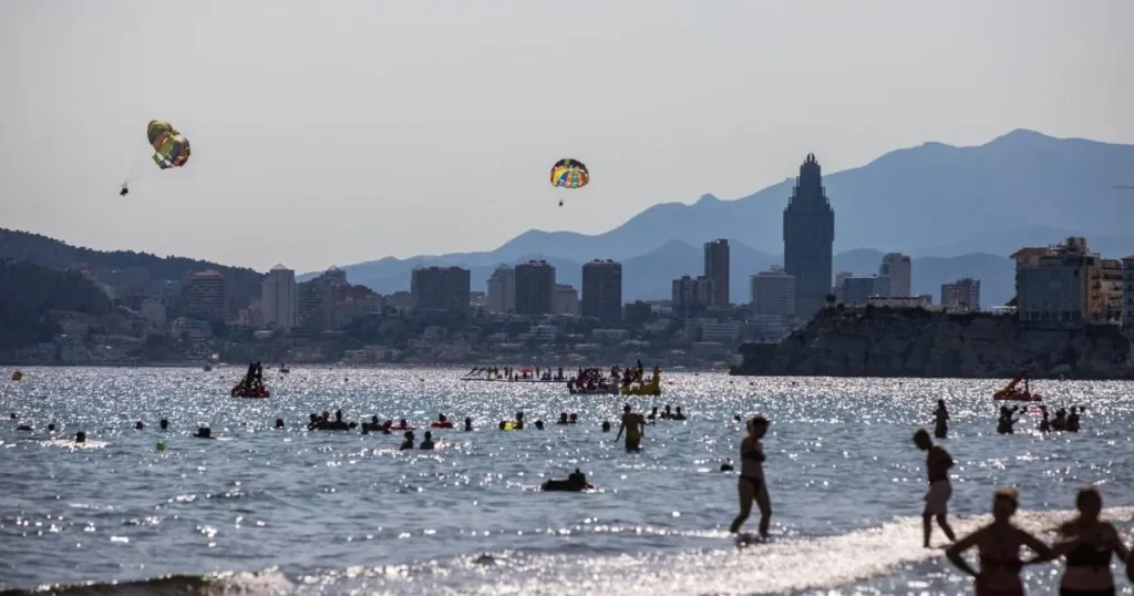British woman dies after ‘crashing into rocks while paragliding’ in Benidorm