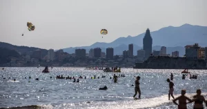 British woman dies after ‘crashing into rocks while paragliding’ in Benidorm