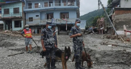 More than 600 dead in Nepal as UK team arrives to support flooding victims