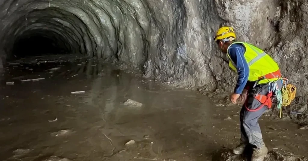 Race against time to rescue nearly 1,000 people trapped in tunnels in Tibet