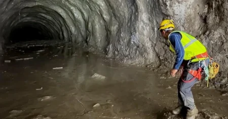 Race against time to rescue nearly 1,000 people trapped in tunnels in Tibet
