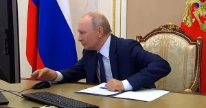 Putin mocked for his PC skills when voting in elections