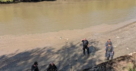 Muddy man seen in cuffs after ‘jumping into River Thames’ to escape police