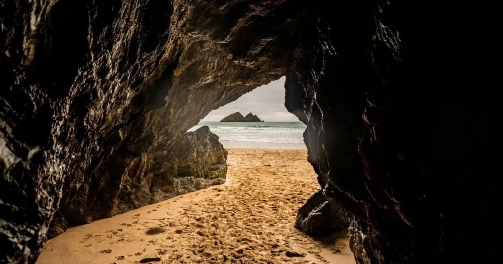 Rainbow-coloured ‘forgotten’ Poldark sea cave lost forever in cliff fall