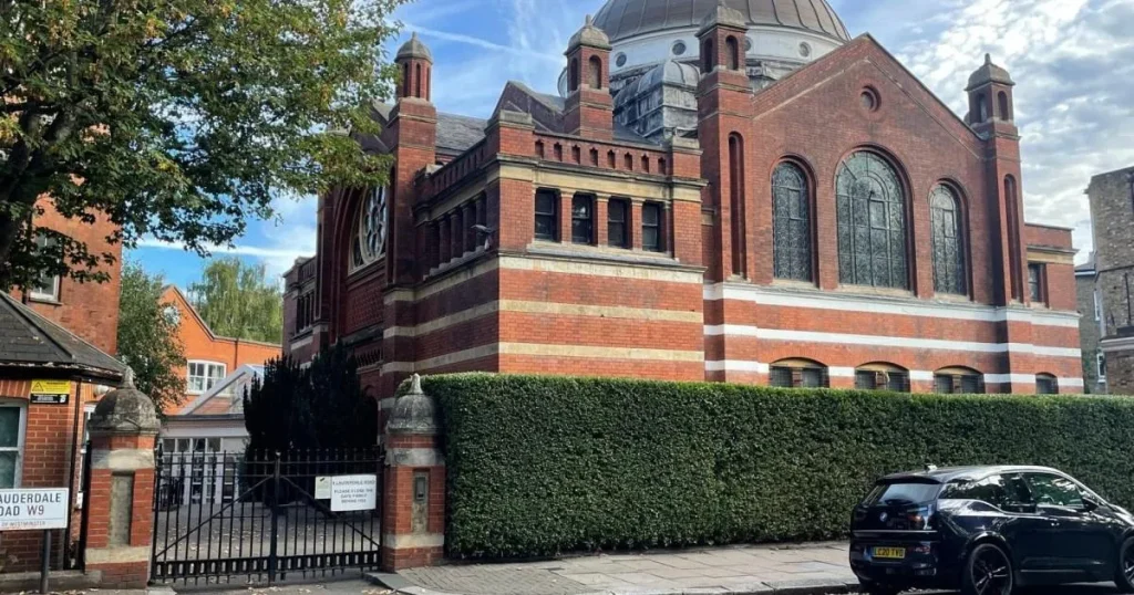 Gang launches fireworks at London synagogue just after 700 people left service