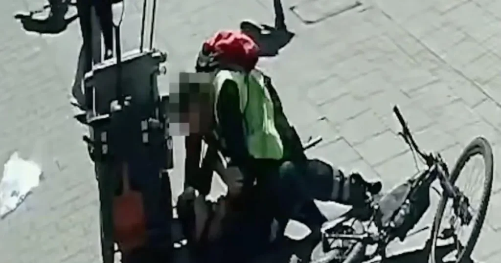 Police disguised as a delivery rider takes down knife suspect