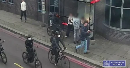 Mobile phone ‘thief’ arrested after ‘fleeing on e-bike and jumping into pond’