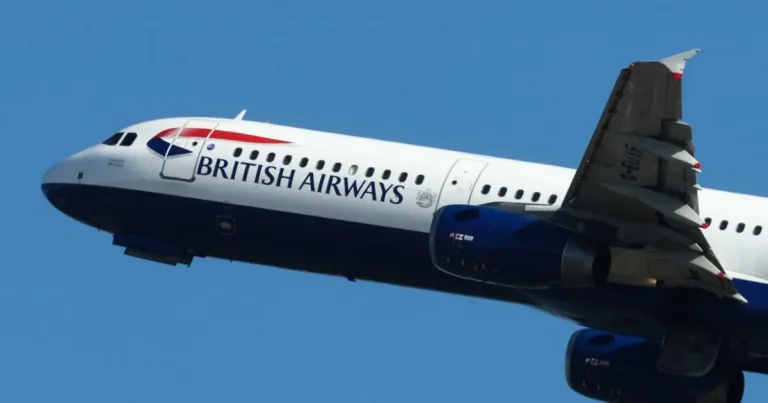 Plane from Gatwick U-turns after emergency declared over ‘cracked window’