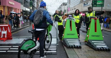 Cyclists ignore pedestrianisation of Oxford Street – could they face penalty?