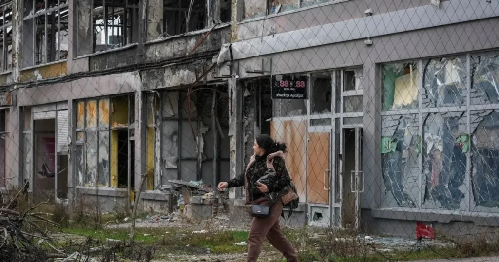 Ukrainians return to hellscape they called home after ceasefire agreed
