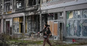 Ukrainians return to hellscape they called home after ceasefire agreed