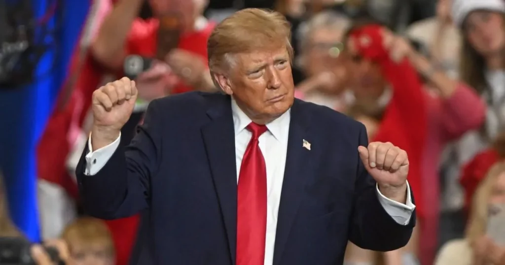 Weird noises, sound effects and bums – Trump seems to be losing it in front of our eyes