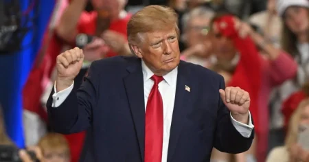 Weird noises, sound effects and bums – Trump seems to be losing it in front of our eyes